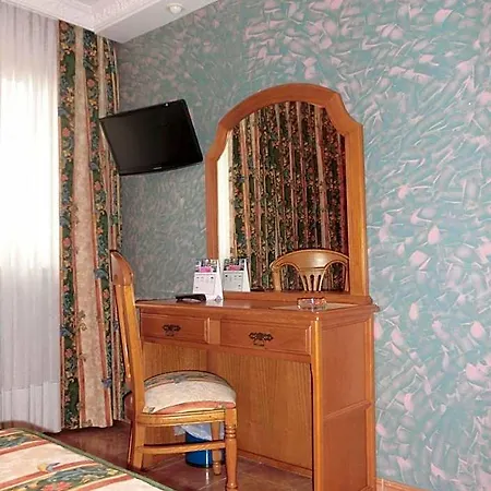 Ruedas Hotel *