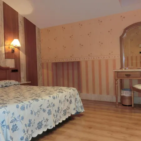 Ruedas Hotel *